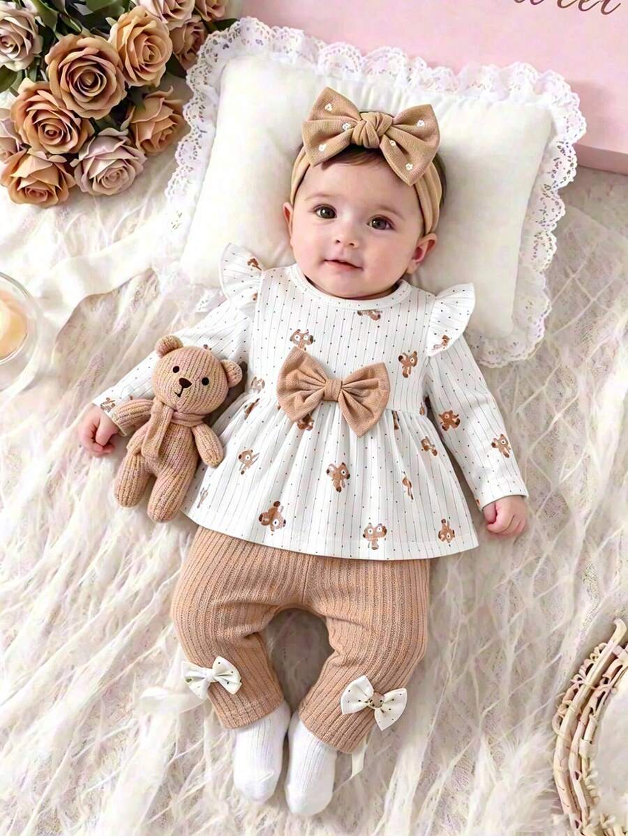 SHEIN Playful Pals 新生兒春秋款棕色溫柔風可愛波點熊全身印花蝴蝶結裝飾針織荷葉袖套頭上衣搭配蝴蝶結裝飾純色棕色羅紋長褲修身2件套,適合外出與休閒穿著 - 棕色 - 查看 1