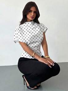 Firerie Blus Polkadot Putih dan Hitam, Musim Panas, Elegan, Kerah Berkerut, Lengan Asimetris, Pinggang Berkerut Samping, Gaya Liburan Riviera Prancis Vintage - Putih - View 5