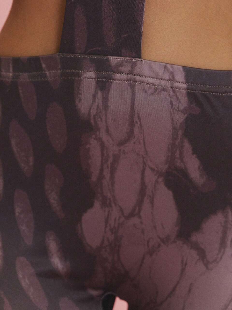 Tuta intera stampata con scollo all'americana, tagli e incroci, stile slinky, per vacanze estive, Ibiza e festival, Black Lotus