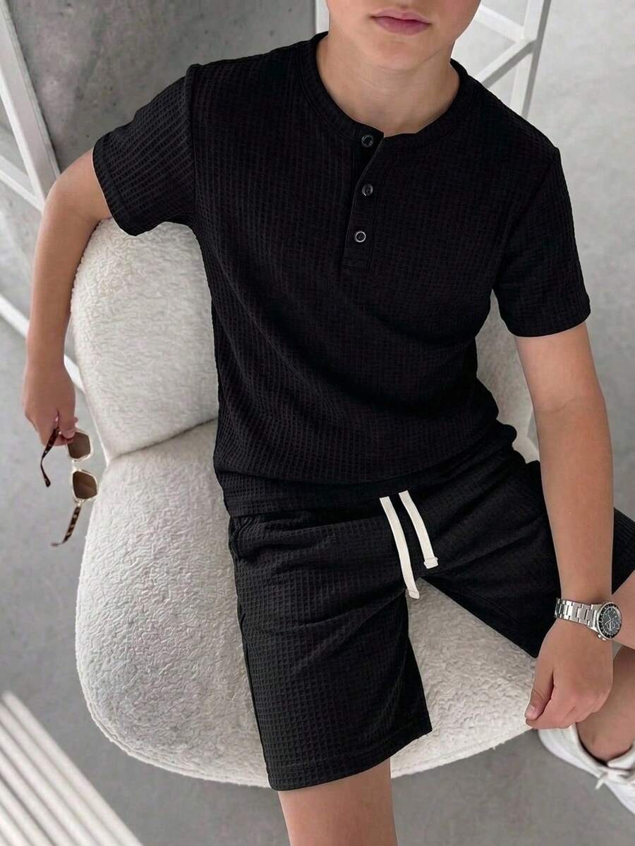 SHEIN Little Byeori 兒童青少年男孩休閒學院風舒適時尚極簡實用百搭軟質紋理布料丹寧短袖圓領T恤,適合秋冬春夏,適用於日常穿著、戶外玩耍、運動、學校、街頭風、派對與休閒場合 - 黑色 - 查看 1