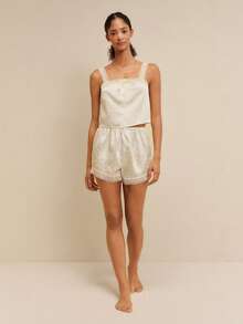 lacRébo Bộ đồ ngủ satin màu kem họa tiết chấm bi gồm áo cami dáng ngắn và quần short đồng bộ phong cách lãng mạn - Màu be - Xem 4