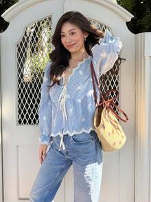 Serisse 女款休閒可愛優雅藍白條紋V領前綁帶長袖荷葉邊下擺襯衫，蕾絲扇形飾邊，秋季浪漫早午餐度假風 - 彩色 - 查看 7