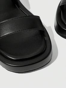 HighSole 女士鞋履 高级金属扣双带凉鞋 露趾方头厚底平底鞋 简约气质都市休闲女凉鞋 通勤购物度假装 - 黑色 - 查看 4