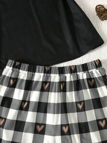 SHEIN 兒童青少年女孩睡衣 2件/套 春夏新款可愛格紋與愛心印花圓領T恤與短褲居家服套裝，舒適休閒睡衣 - 黑與白 - 查看 9