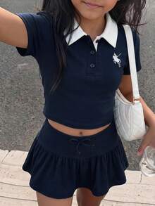 SHEIN 兒童青少年女孩針織拼色海軍藍 Polo 短袖 T 恤與裙子休閒端莊套裝，校園圍裙風，開學季假期夏季款 - 藏蓝色 - 查看 1