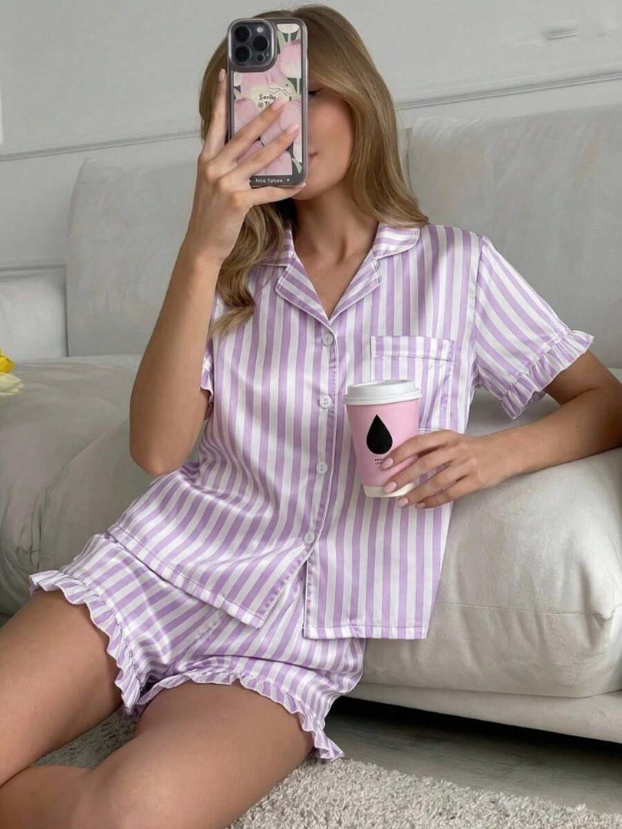 女童睡衣,年輕女性優雅舒適柔軟緞面紫色與白色條紋荷葉邊袖口與下擺短袖開襟衫與短褲兩件組家居服 - 彩色 - 查看 1