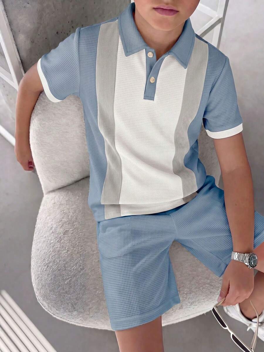 SHEIN 大童男孩 2件組休閒拼色拼接短袖 Polo 衫與鬆緊腰短褲套裝,適合秋冬春夏,戶外玩耍、上學、街頭穿搭、派對與居家休閒 - 藍色 - 查看 1