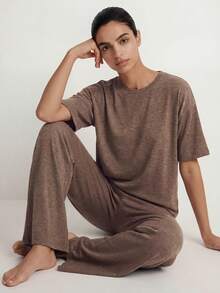 Ocili Studio Set Pakaian Santai Wanita Musim Semi/Panas Minimalis Dasar Nyaman Bergaya Longgar Warna Cokelat dengan Kaos Lengan Pendek dan Celana Panjang Lurus, Dekorasi Kancing Kerang, dan Kain Rajut Berwarna-warni - Coklat - View 1