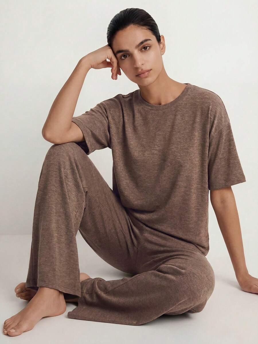 Ocili Studio Set Pakaian Santai Wanita Musim Semi/Panas Minimalis Dasar Nyaman Bergaya Longgar Warna Cokelat dengan Kaos Lengan Pendek dan Celana Panjang Lurus, Dekorasi Kancing Kerang, dan Kain Rajut Berwarna-warni - Coklat - View 1