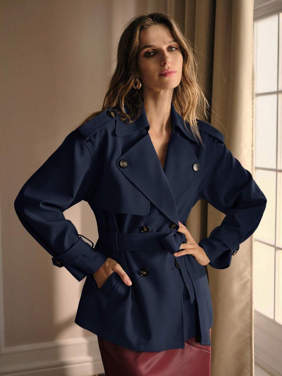 MOTF Abrigo corto tipo trench minimalista y versátil de unicolor con doble botonadura y cinturón para el uso diario de la mujer