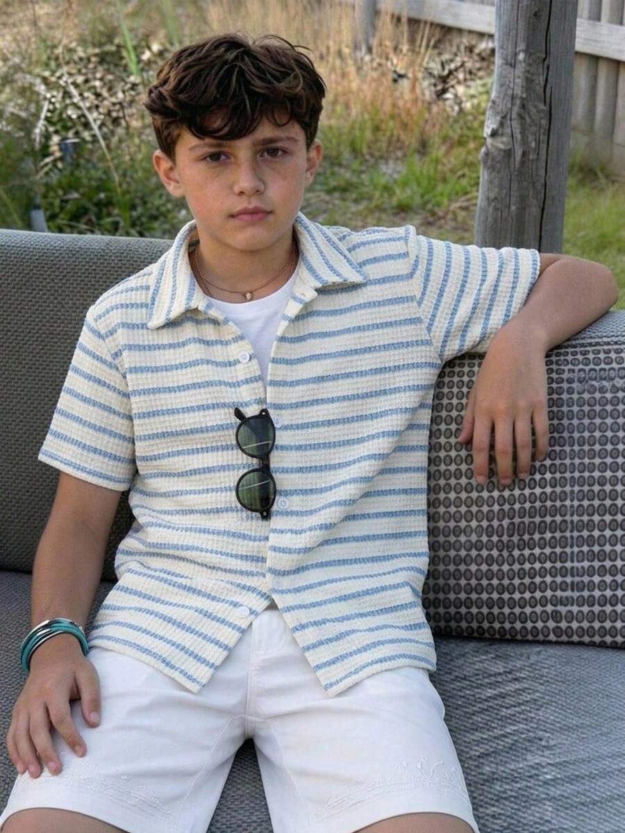 SHEIN 青少年男孩休閒學院風簡約百搭藍白條紋翻領短袖襯衫,適合通勤、上學、日常休閒外出、運動,春夏穿著 - 淺藍色 - 查看 1