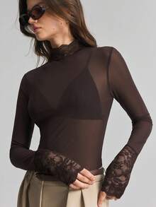 Ontre 女款棕色高彈力網布舒適修身正肩長袖小高領打底上衣，領口與袖口飾有蕾絲花邊，四季百搭現代都市時尚商務休閒通勤辦公穿搭，低調老錢風優雅高端高品質機場造型女裝上衣 - 巧克力棕 - 查看 6