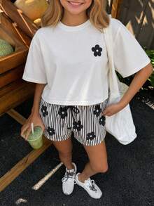SHEIN Tween女孩 2件組 寬鬆短版花朵T恤 + 條紋花卉印花抽繩腰休閒可愛短褲，日常海灘度假夏季穿搭 - 黑與白 - 查看 9