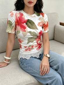 Modelyn 紅色大花卉印花女款休閒T恤，夏季時尚圓領短袖上衣，側腰抽褶修身設計，蕾絲飾邊下擺，適合日常與外出穿著 - 彩色 - 查看 3