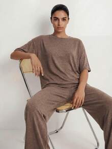 Ocili Studio Set Pakaian Santai Wanita Musim Semi/Panas Minimalis Dasar Nyaman Bergaya Longgar Warna Cokelat dengan Kaos Lengan Pendek dan Celana Panjang Lurus, Dekorasi Kancing Kerang, dan Kain Rajut Berwarna-warni - Coklat - View 5