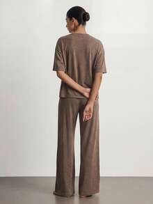 Ocili Studio Set Pakaian Santai Wanita Musim Semi/Panas Minimalis Dasar Nyaman Bergaya Longgar Warna Cokelat dengan Kaos Lengan Pendek dan Celana Panjang Lurus, Dekorasi Kancing Kerang, dan Kain Rajut Berwarna-warni - Coklat - View 2