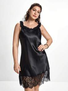 Slumbrini Große Größen Sommer Nachthemd/Schlafanzug Kleid mit floraler Spitze Patchwork Optik und Seiden-Imitat Kragen im Trägerlook - Schwarz - Übersicht 1