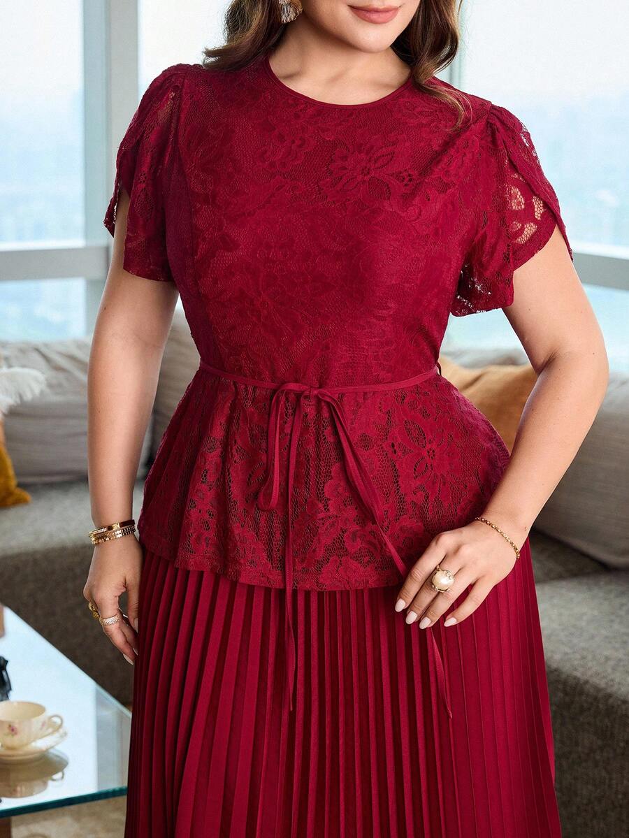 Modelyn 大尺碼女款圓領蕾絲腰部綁帶百褶休閒約會外出夏季洋裝 - 酒紅色 - 查看 1