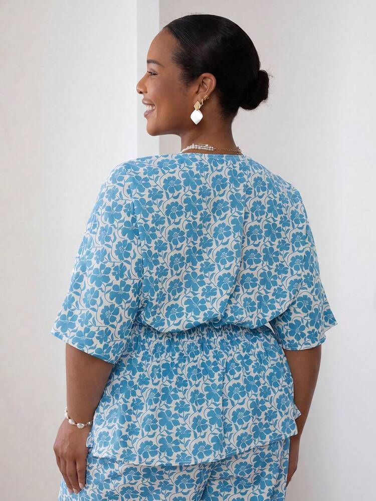ELLERISSA Conjunto de blusa de cuello en V con estampado floral azul y blanco y pantalones de pierna ancha talla grande - Azul y blanco - Añade 2