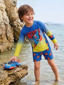 SUPERMAN X SHEIN Maija Kids 两件套男童卡通超级英雄图案针织柔软圆领插肩袖套头衫和松紧腰短裤泳衣套装 - 彩色 - 查看 2