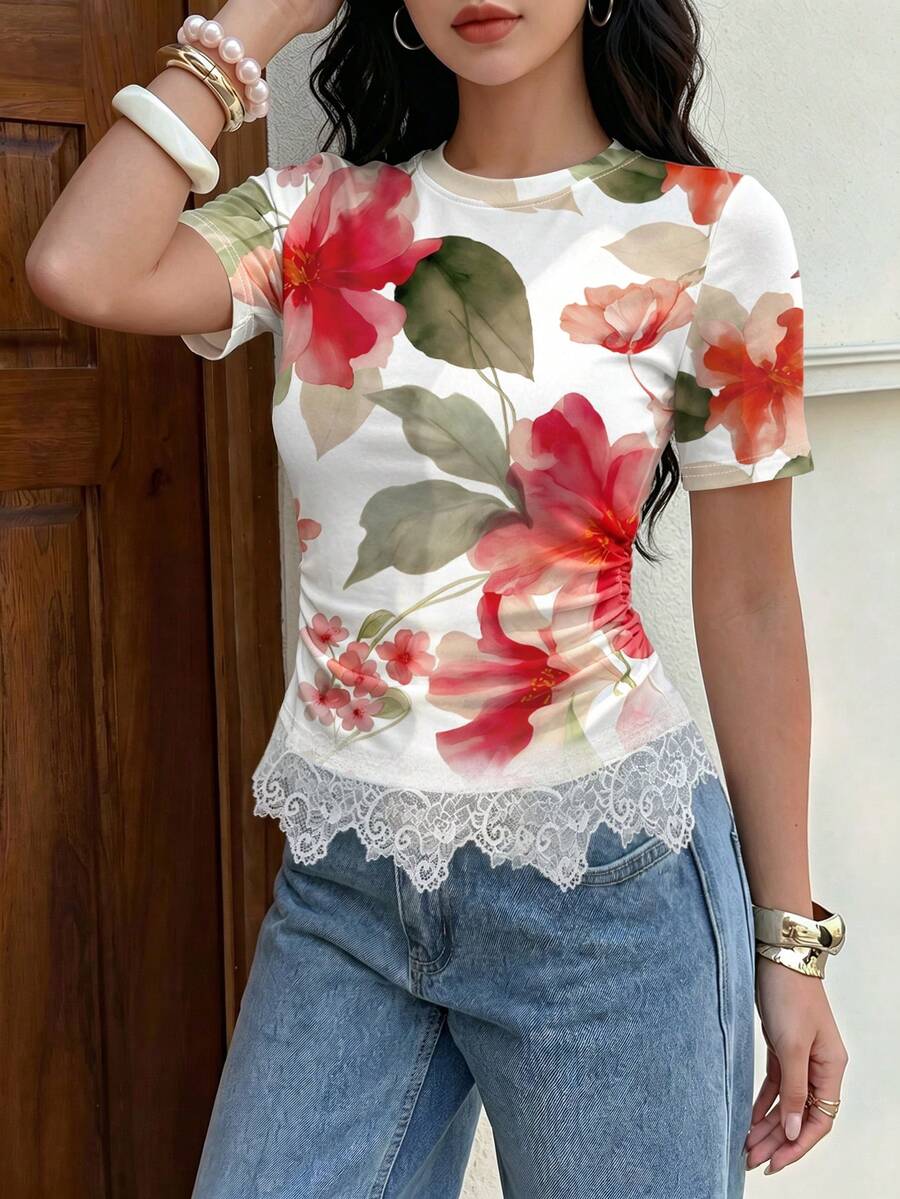 Modelyn 紅色大花卉印花女款休閒T恤,夏季時尚圓領短袖上衣,側腰抽褶修身設計,蕾絲飾邊下擺,適合日常與外出穿著 - 彩色 - 查看 1