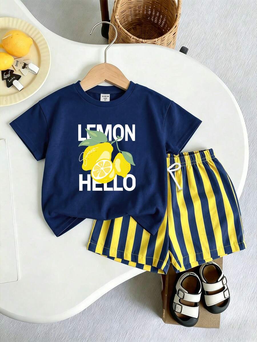 SHEIN 小男孩 T 恤套裝,2 件/套,夏季度假風檸檬英文印花圓領短袖 T 恤上衣搭配彈性腰藍黃對比條紋短褲,柔軟彈性面料,寬鬆版型,春夏時尚男孩 T 恤套裝,休閒舒適百搭,適合夏季海灘度假風 - 寶藍色 - 查看 1