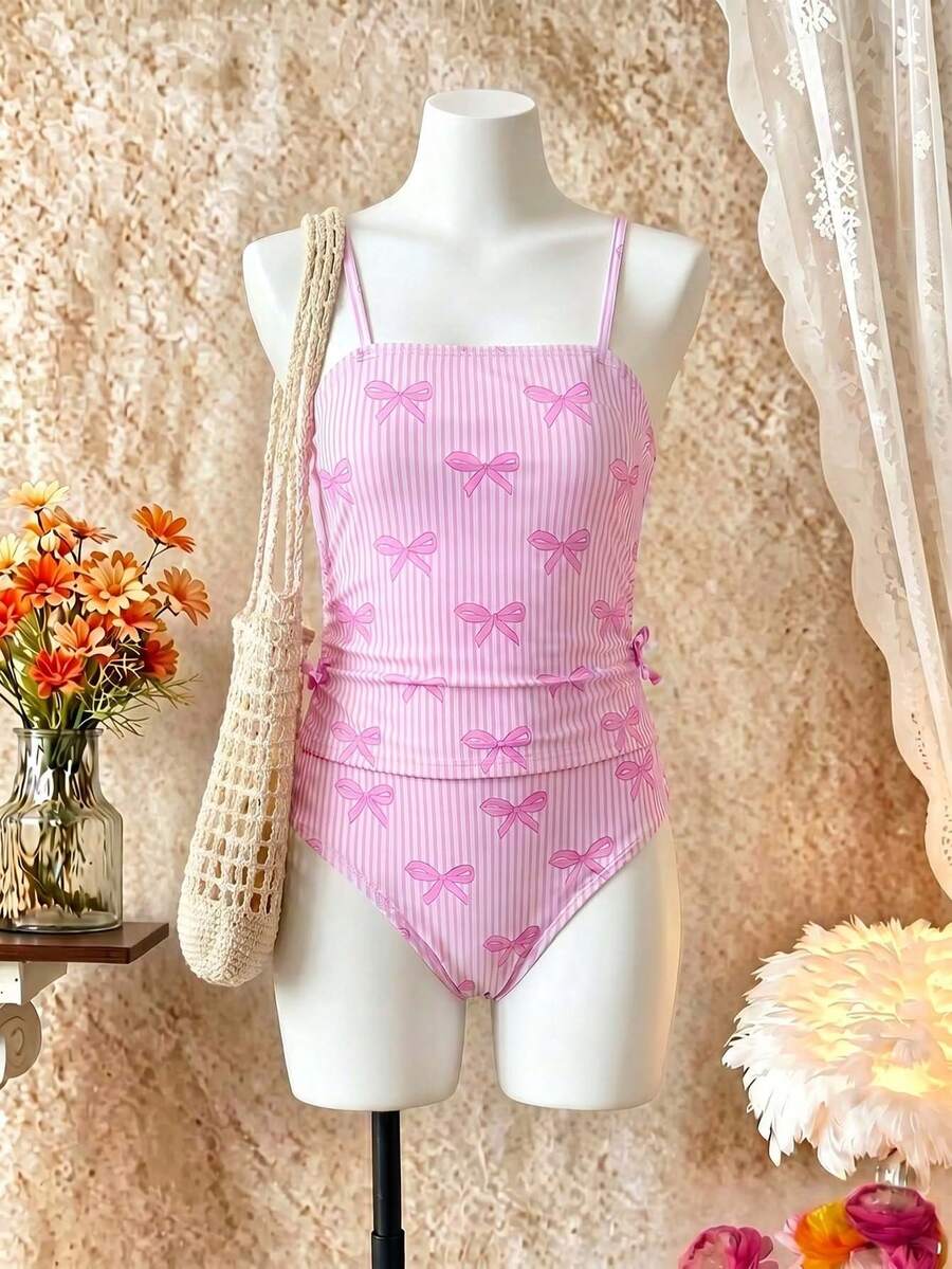 SHEIN 新款少女比基尼套装，粉色条纹蝴蝶结装饰吊带比基尼泳衣，时尚休闲优雅淑女运动活泼可爱风，适合游泳、海滩、泳池、拍照，是夏季假期、圣诞节、节日、新年、情人节的理想礼物。粉色少女两件套泳衣，粉色比基尼，少女两件套泳装，粉色比基尼，少女两件套泳衣，粉色比基尼泳衣，少女两件套泳装，粉色比基尼
