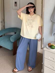 Dazy Plus 卡通印花寬鬆短袖上衣與長褲兩件套，春夏季秋季居家休閒睡衣套裝 - 黃色 - 查看 3