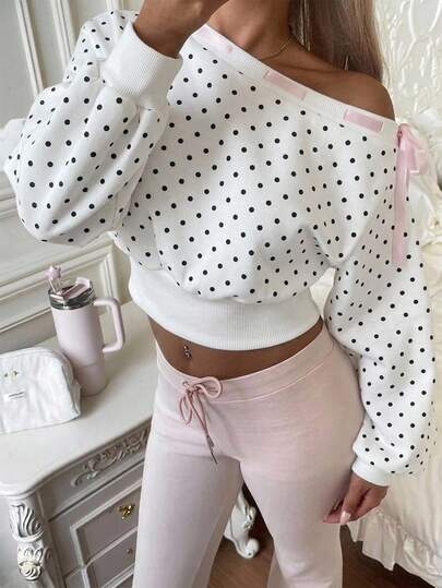 CovetEZ Áo nỉ dáng ngắn nữ cổ bất đối xứng thắt dây họa tiết chấm bi