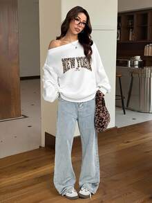 SHEIN EZwear 休閒秋冬復古豹紋紐約字母標語圖案白色寬鬆不對稱肩女款運動衫，秋季上衣，適合日常通勤、聚會、秋冬/夏季、聖誕節、新年、感恩節、派對、婚禮、海灘、畢業典禮、優雅、外出、約會、通勤、情人節、優雅、度假、Y2K、畢業 - 彩色 - 查看 5