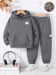 SHEIN 2件組小男孩小女孩兒童休閒學院風舒適時尚極簡實用百搭字母圖案抓絨內裡連帽衛衣與長褲套裝，適合開學第一天，校服，圓領衛衣，兒童服飾，男孩套裝，幼兒男孩衣服，返校季，男孩套裝，適合日常穿著，適合上學，適合外出，適合運動，適合秋冬季節 - 深灰色 - 查看 1
