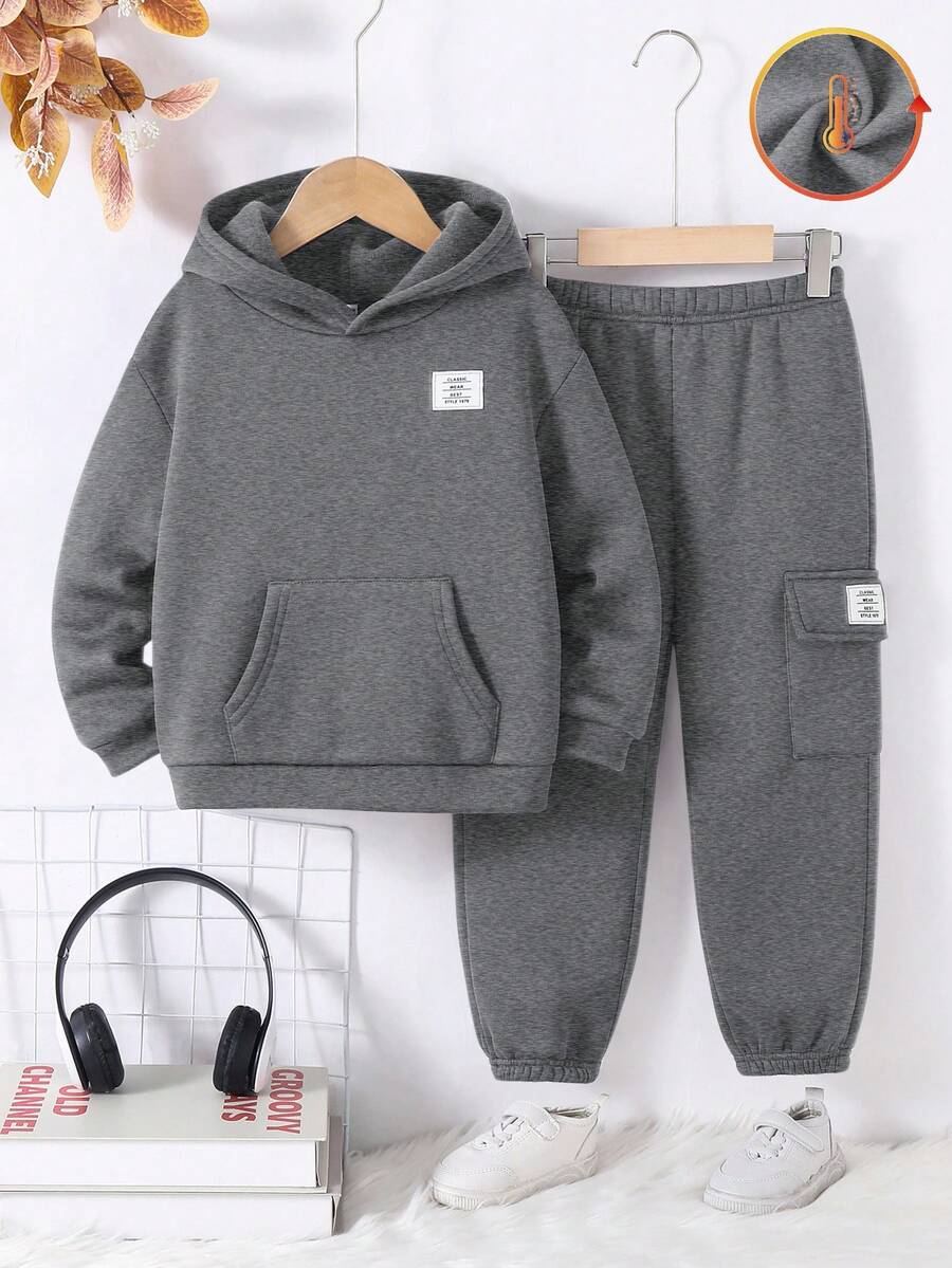 SHEIN 2件組小男孩小女孩兒童休閒學院風舒適時尚極簡實用百搭字母圖案抓絨內裡連帽衛衣與長褲套裝，適合開學第一天，校服，圓領衛衣，兒童服飾，男孩套裝，幼兒男孩衣服，返校季，男孩套裝，適合日常穿著，適合上學，適合外出，適合運動，適合秋冬季節 - 深灰色 - 查看 1