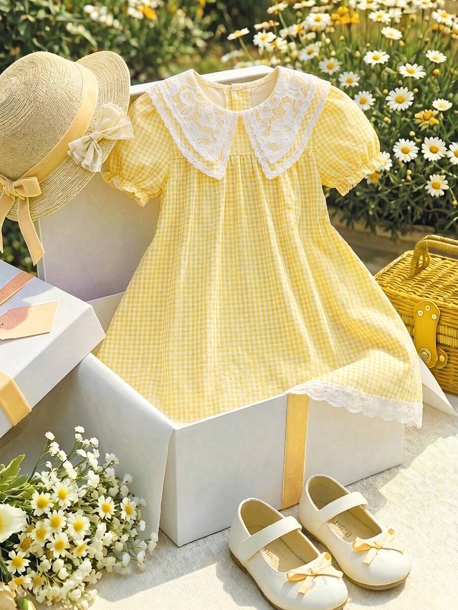 Elladie kids 1件女童夏季新款蕾丝彼得潘领花卉饰边后背纽扣黄色格子面料花瓣袖娃娃裙,蕾丝下摆,简约百搭乡村度假风儿童连衣裙 - 黃色 - 查看 1