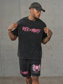 Rick and Morty X SHEIN Conjunto de camiseta de cuello redondo de manga corta con estampado de letras estilo hip hop y pantalones cortos con bolsillo para hombres - Negro - Ver 1