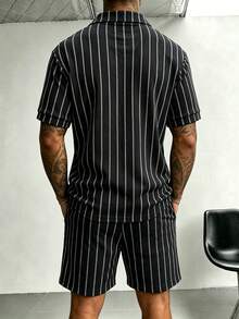Manfinity Homme 男士條紋拼色短袖 Polo 衫與抽繩腰短褲套裝 - 黑色 - 查看 2