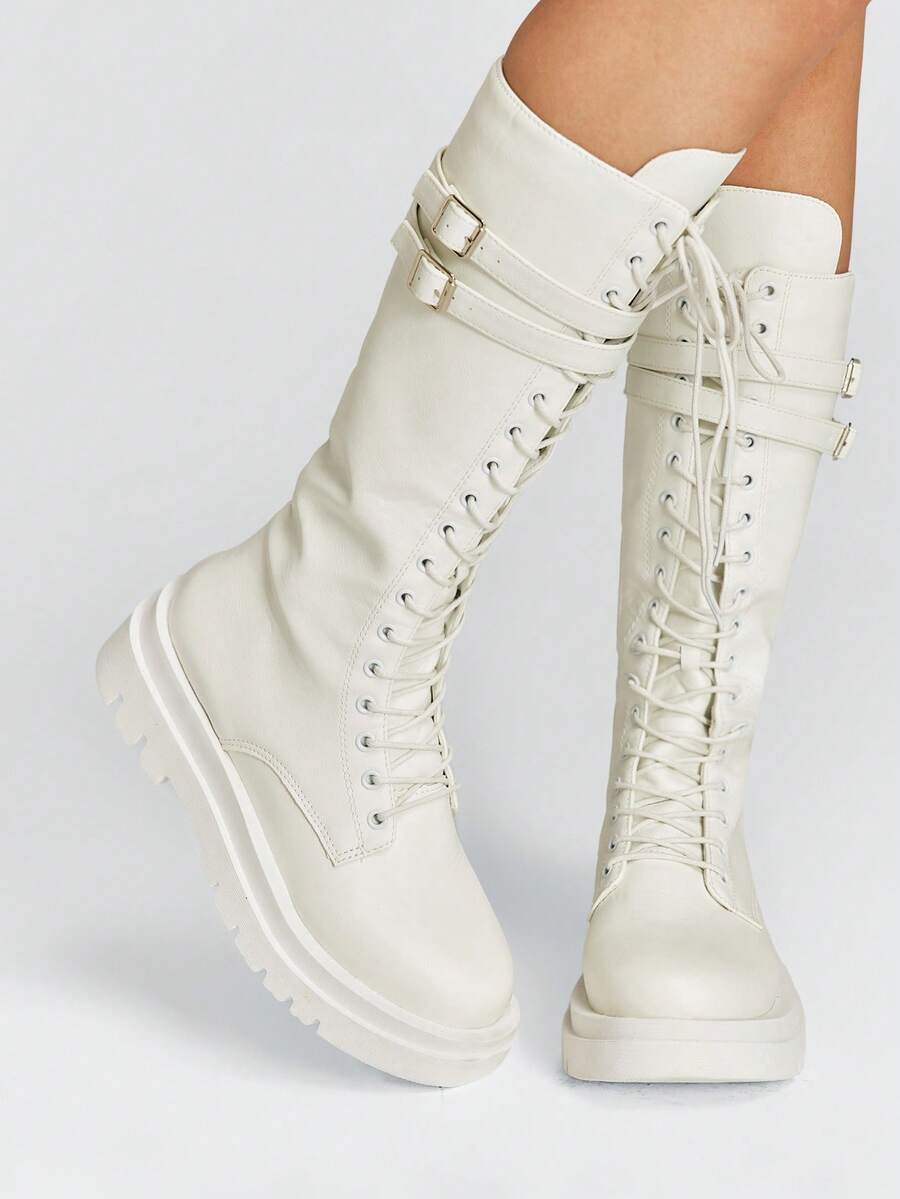 ROMWE Kawaii Bottes hautes pour femmes, bottes blanches, bottes punk gothiques sombres, bottes de moto à boucle, bottes hautes thème fête Y2K, bottes de chevalier de l'académie - Blanc - Voir 1