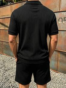 Manfinity Homme 男士紋理極簡短袖 Polo 衫與口袋短褲套裝 - 黑色 - 查看 2