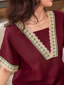Al Najma 純色V領刺繡蕾絲飾邊 2合1 寬鬆修身顯瘦喇叭裙 女款優雅清新綠色洋裝 - 酒紅色 - 查看 2