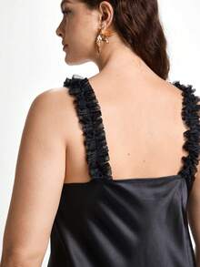Slumbrini Große Größen Sommer Nachthemd/Schlafanzug Kleid mit floraler Spitze Patchwork Optik und Seiden-Imitat Kragen im Trägerlook - Schwarz - Übersicht 3