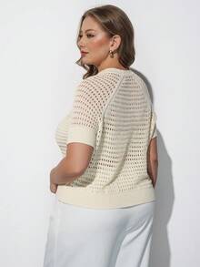 Maija Top Plus Size de Manga Curta em Tricô Vazado, Cor Sólida, Casual de Verão, Macia, com Modelagem Curvilínea, Formal, para Negócios, Férias, Festa, Cerimônia, Casamento Moderno e Festival, Branca - Bege - Visão 2