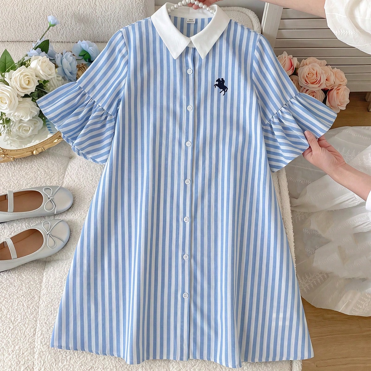 Vestido de estilo camisa con cuello para niña preadolescente, blanco, con delicado bordado de logotipo pequeño, estampado de patrón, patchwork a ra