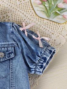 SHEIN 牛仔风女童夏季两件套。甜美可爱的度假风休闲学院风穿搭推荐。浅水洗牛仔蓝。泡泡袖设计可爱俏皮。袖口饰有粉色3D蝴蝶结，活泼甜美。短袖上衣配有小翻领。搭配牛仔短裙，腰部前侧的大号3D蝴蝶结设计吸睛。开衩下摆设计，松紧腰带，穿着舒适，勾勒优美身形。适合户外购物、约会、海滩度假、朋友聚会、返校穿搭。打造夏日甜心造型。 - 深色水洗藍 - 查看 3