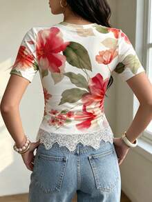 Modelyn 紅色大花卉印花女款休閒T恤，夏季時尚圓領短袖上衣，側腰抽褶修身設計，蕾絲飾邊下擺，適合日常與外出穿著 - 彩色 - 查看 2