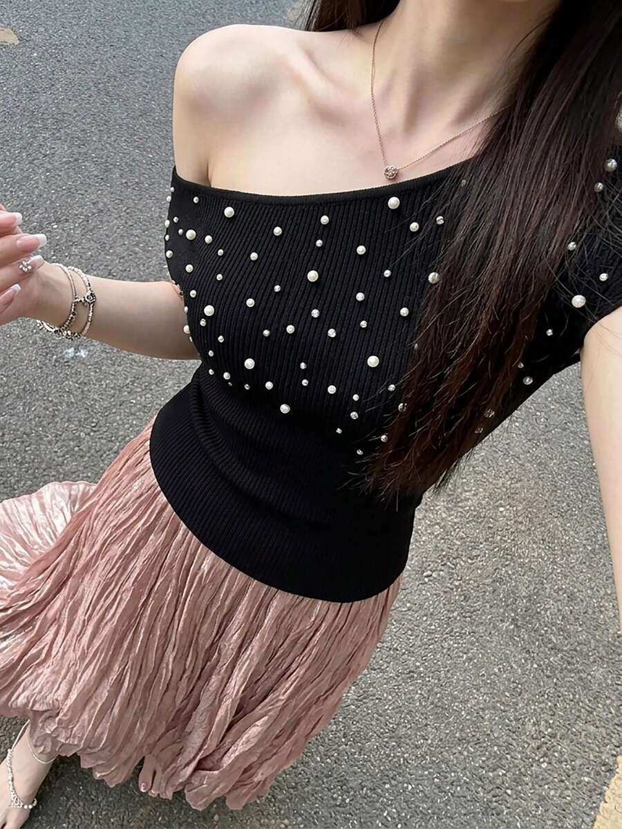 DAZY Top de punto de verano para mujer con hombro asimétrico, manga corta y adornos de strass - Negro - Ver 1