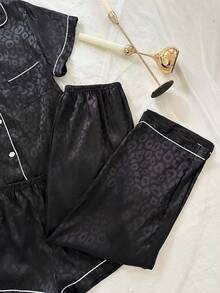MuseNap CURVE طقم بيجامة 3 قطع مقاس كبير بلون سادة وياقة من الحرير الصناعي مع طباعة نمر جاكار - الأسود - مشاهدة 4