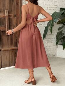 SHEIN Vestido de maternidad de unicolor sin espalda con lazo, tirantes de espagueti y abertura lateral - Color caoba - Ver 2