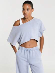 11SKNDS Crop top asimetris model off-shoulder dengan lengan raglan pendek, potongan longgar dan kotak, gaya kasual sehari-hari, bahan fleece French terry lembut, dan potongan pendek di bagian bawah. - Dusty Blue - View 3