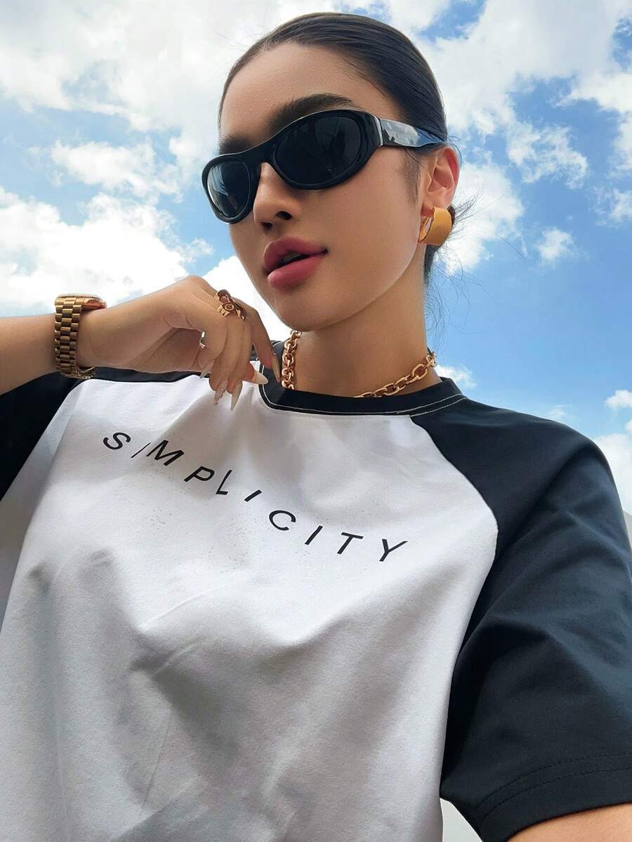 Dazy Plus 白色寬鬆版型圓領字母印花街頭風短袖休閒百搭女款夏季校園大尺寸T恤 - 黑與白 - 查看 1