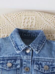 SHEIN 牛仔风女童夏季两件套。甜美可爱的度假风休闲学院风穿搭推荐。浅水洗牛仔蓝。泡泡袖设计可爱俏皮。袖口饰有粉色3D蝴蝶结，活泼甜美。短袖上衣配有小翻领。搭配牛仔短裙，腰部前侧的大号3D蝴蝶结设计吸睛。开衩下摆设计，松紧腰带，穿着舒适，勾勒优美身形。适合户外购物、约会、海滩度假、朋友聚会、返校穿搭。打造夏日甜心造型。 - 深色水洗藍 - 查看 4