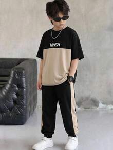 SHEIN 2件組青少年男孩休閒拼色字母圖案圓領短袖T恤與長褲套裝，適合通勤、上學、日常休閒穿著、外出、運動，適用春、夏、秋季 - 卡其色 - 查看 7